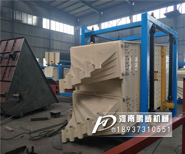 2040方形搖擺篩客戶篩分石英砂使用現場