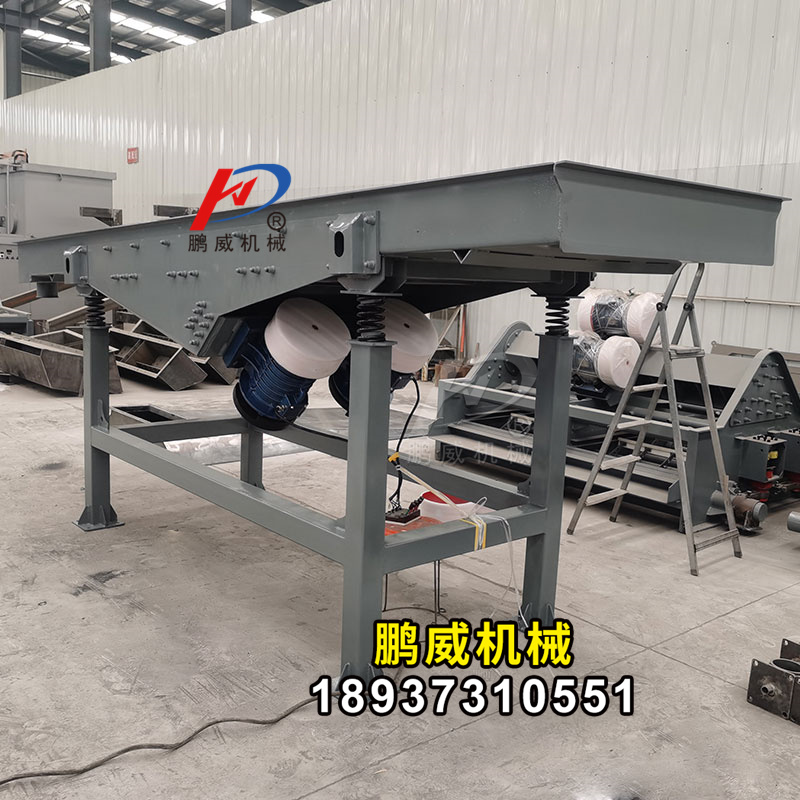 直線振動篩的振動方向與篩面成一定角度才回正常走料